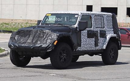 В Сети появились шпионские фото интерьера нового Jeep Wrangler