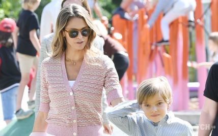В кардигане и белых джинсах: принцесса Мадлен с сыном посетила открытие парка в Швеции