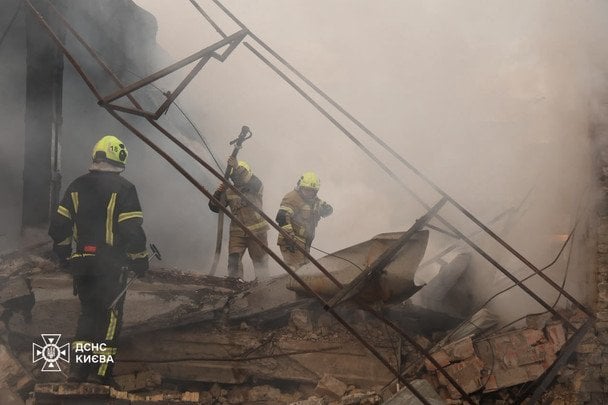 РФ вдарила одразу по трьох районах Києва. / © ДСНС