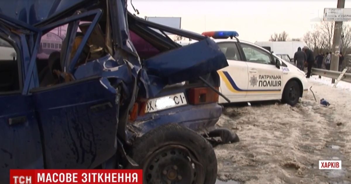На кільцевій дорозі Харкова вантажівка протаранила мікроавтобус і чотири легкових авто