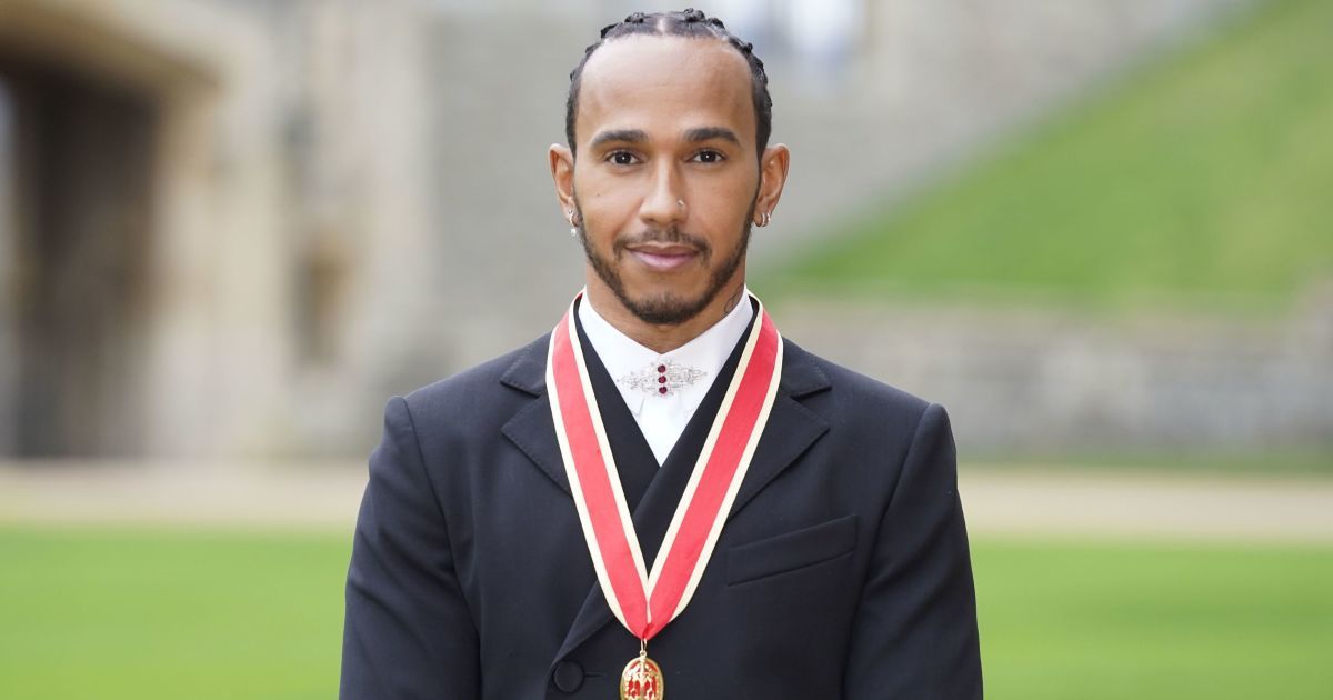 Принц Чарльз посвятил в рыцари пилота "Формулы 1" Льюиса Хэмилтона