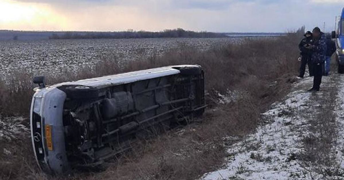 У Запорізькій області перекинувся бус із 20 дітьми, які їхали на змагання: фото