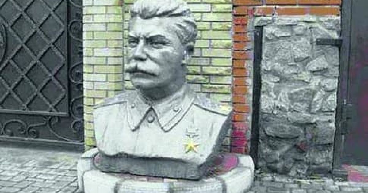 Суддя, який виніс вирок Стерненку, встановлював біля свого маєтку бюсти Леніна і Сталіна — журналіст