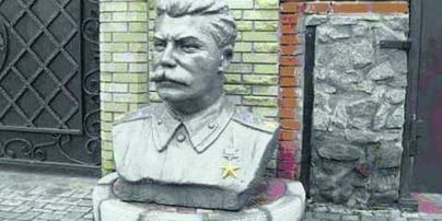 Суддя, який виніс вирок Стерненку, встановлював біля свого маєтку бюсти Леніна і Сталіна — журналіст
