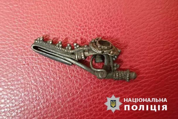 Поліція Києва вилучила артефакти, які планувалося незаконно продати на аукціоні / Фото: поліція Києва