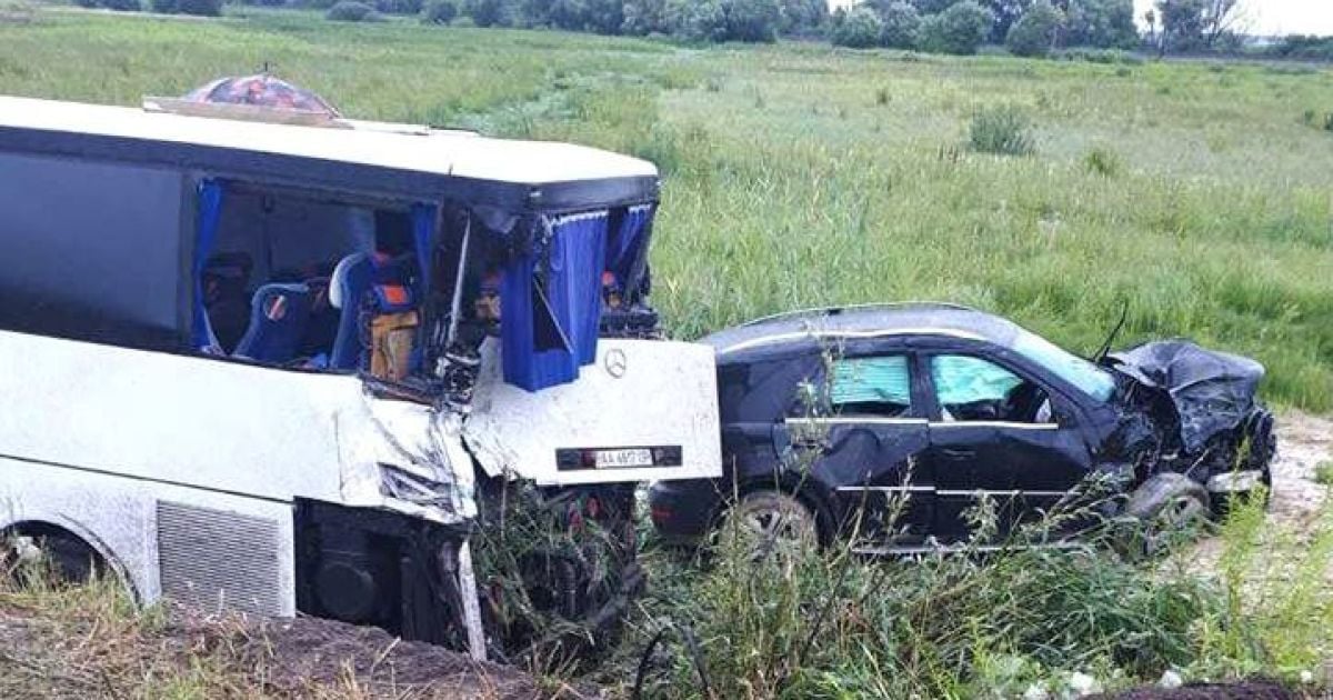 На Рівненщині авто влетіло у перекинутий в кюветі автобус, загинув екс-посадовець Держгеонадр - ЗМІ