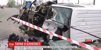 На окраине Киева в полицейский пост влетела машина