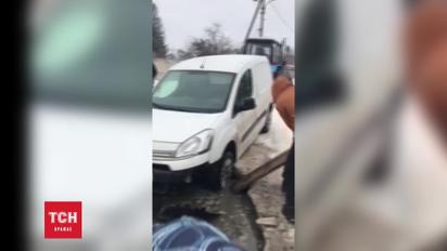 Автомобіль пішов під землю на Львівщині