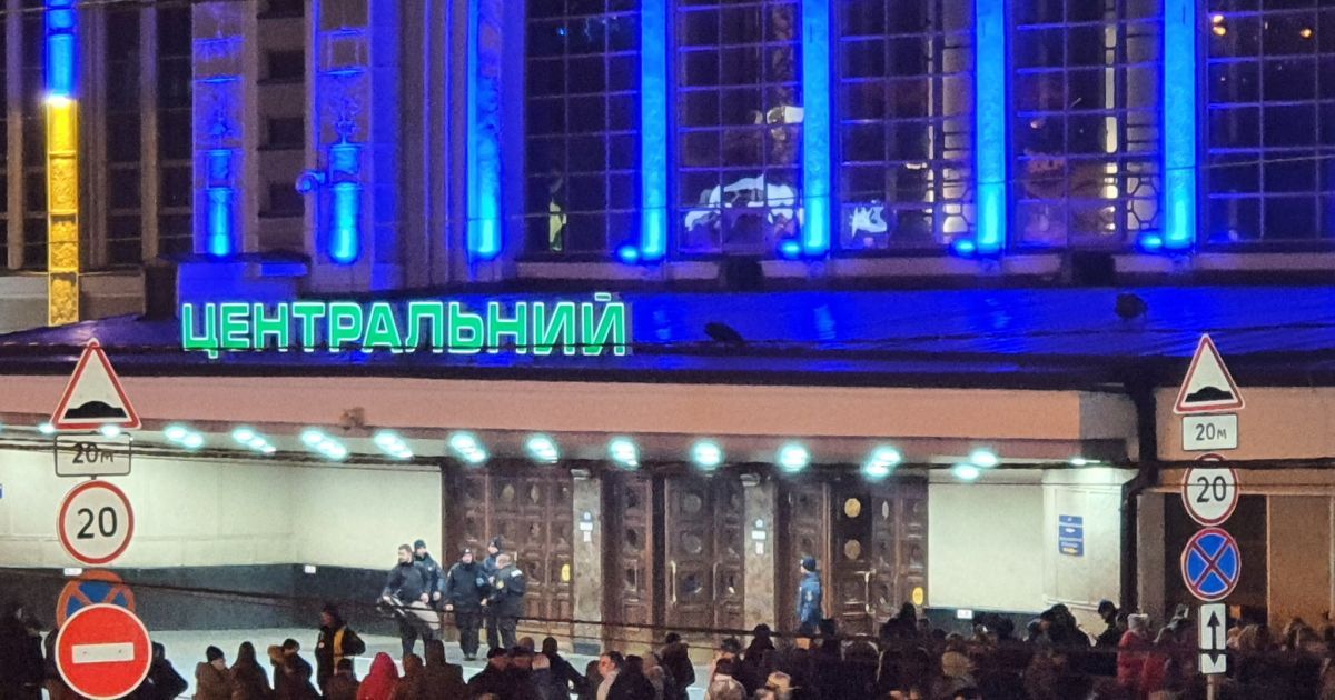 В Киеве сообщили о заминировании железнодорожного вокзала. Всех пассажиров эвакуировали