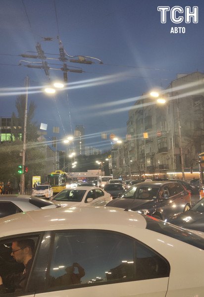 Провал асфальту у центрі Києва_9 / © facebook.com/Паша Дячек