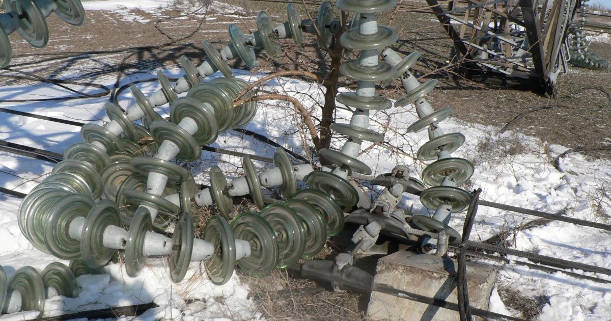 На Луганщині через негоду впала енергосистема, тисячі українців залишилися без світла