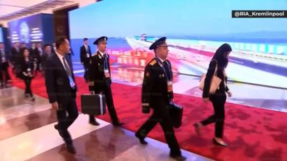 Путин в Китае появился с ядерным чемоданчиком и это сняли на видео