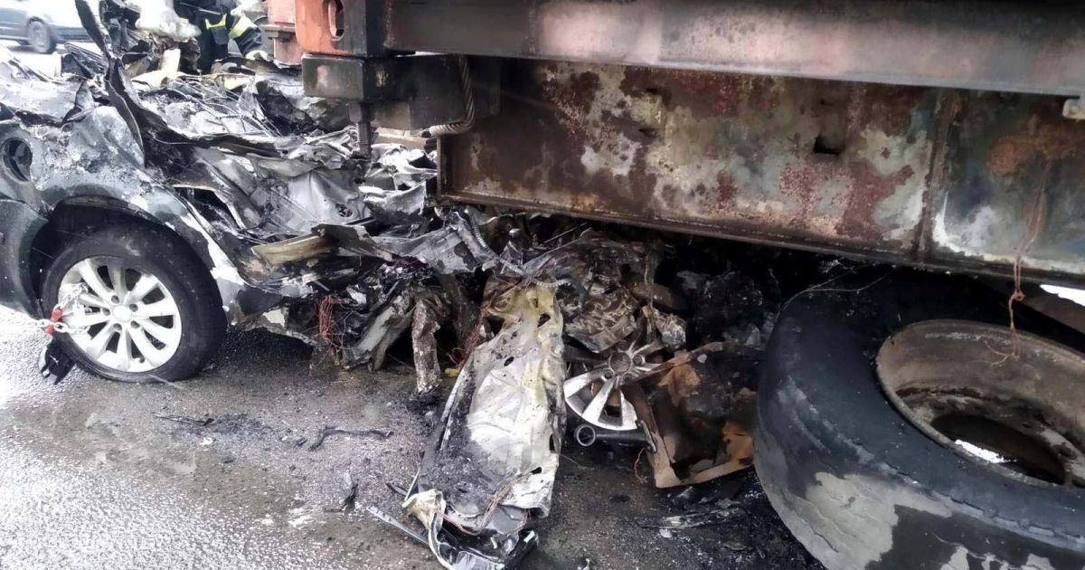На трасі Київ-Одеса легковик влетів під вантажівку - автівку сплющило, водій помер на місці