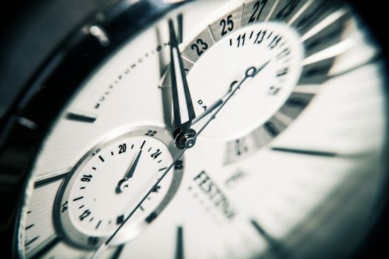 Коли переводять годинник на зимовий час 2021: дата та умови