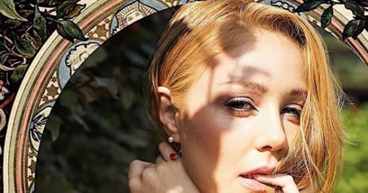 Жіночна Тіна Кароль посвітила стрункими ніжками у дизайнерських вбраннях
