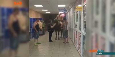 У Києві підхмелений чоловік у спідньому заїхав у супермаркет верхи на коні