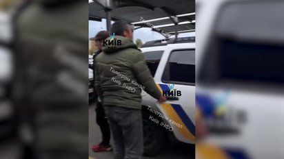 Силове затримання чоловіка на парковці ТЦ «Метро» у Києві