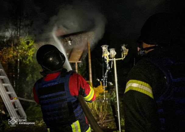 Пожежа в Київській області після російської атаки у ніч проти 23 квітня / © ДСНС України
