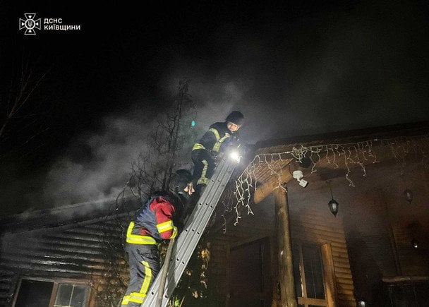 Пожежа в Київській області після російської атаки у ніч проти 23 квітня / © ДСНС України