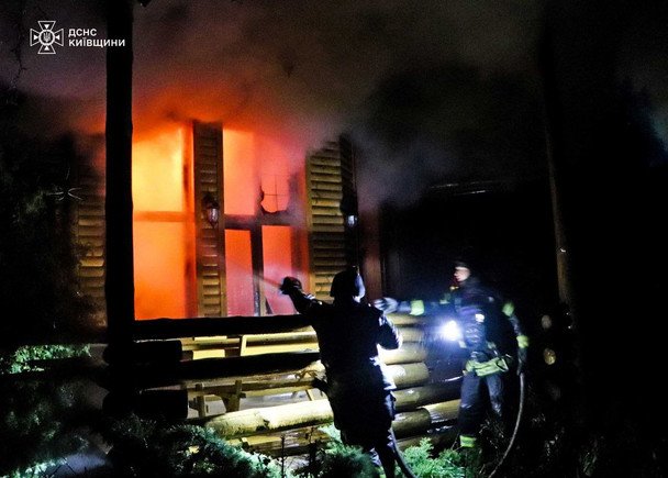 Пожежа в Київській області після російської атаки у ніч проти 23 квітня / © ДСНС України