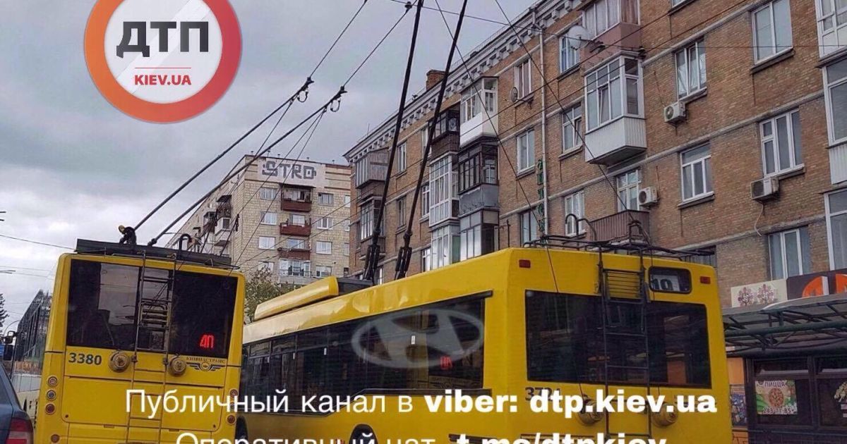 В Киеве десятки троллейбусов остановились из-за обрыва сети и спровоцировали огромную пробку
