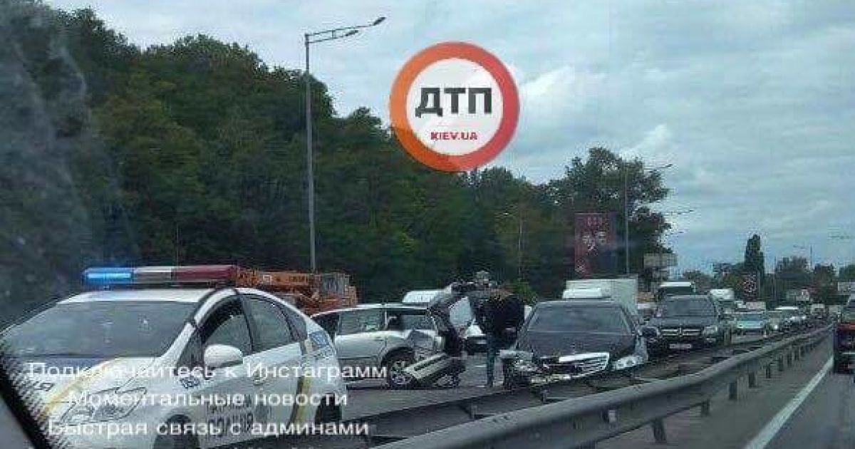 На Наддніпрянському шосе у Києві через ДТП утворився великий затор