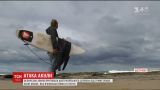 Австралийский серфер чудом спасся от трехметровой акулы, которая вцепилась ему в бедро