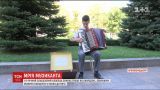 Подросток зарабатывает себе на новенький аккордеон уличными концертами в Кропивницкому