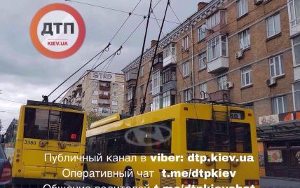 В Киеве десятки троллейбусов остановились из-за обрыва сети и спровоцировали огромную пробку