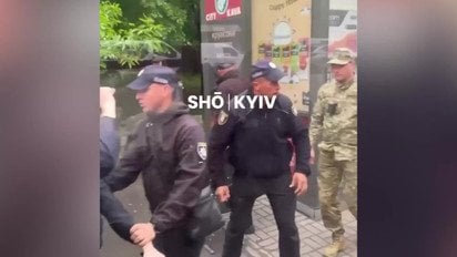 У Києві поліція і ТЦК жорстко затримали чоловіка в транспорті