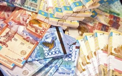 Коллапс в Казахстане: тенге обесценился на четверть, закрыли валютные обменники