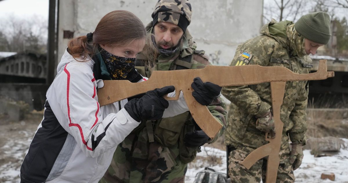 Масова підготовка: українці штурмують курси з домедичної підготовки і виживання під час військових дій