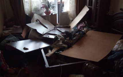 В Киеве мужчина час крушил квартиру молотком: угомонили спецсредствами (фото)
