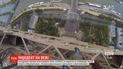 В Париже мужчина проскользнул мимо охраны и вскарабкался на Эйфелеву башню