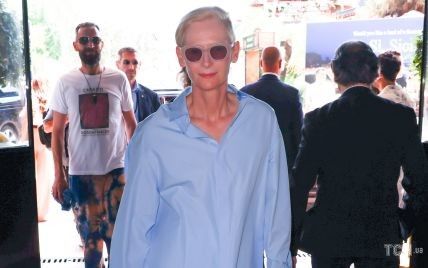 У блакитному вбранні і з жовтою сумочкою: Тільда Свінтон підтримала Україну на Каннському кінофестивалі