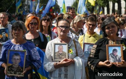 "Слава Украине", "Герои не умирают": в Киеве прошел многотысячный Марш защитников Украины (фото, видео)