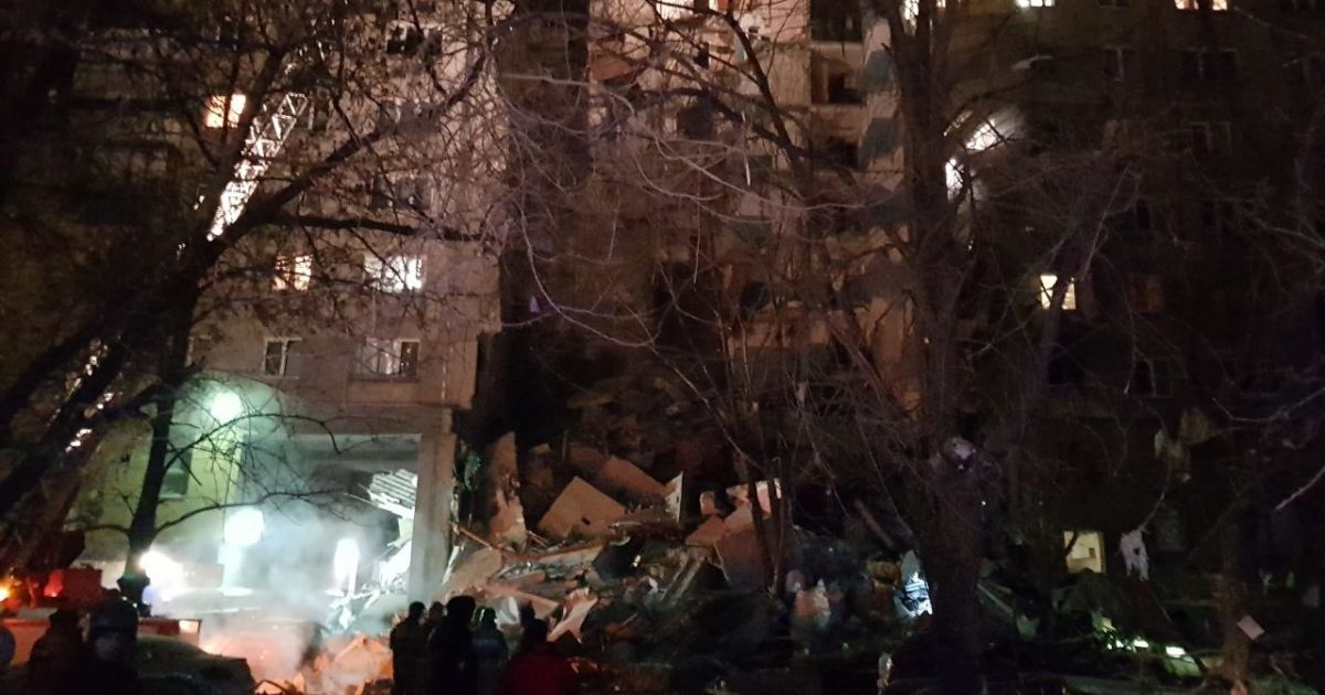 У Магнітогорську внаслідок вибуху обвалився під’їзд житлового будинку: під завалами шукають людей