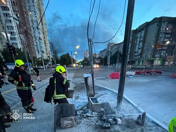 Ракета впала у Дарницькому районі Києва. / © ДСНС