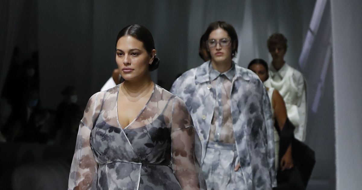 Ешлі Грем вперше після пологів вийшла на подіум