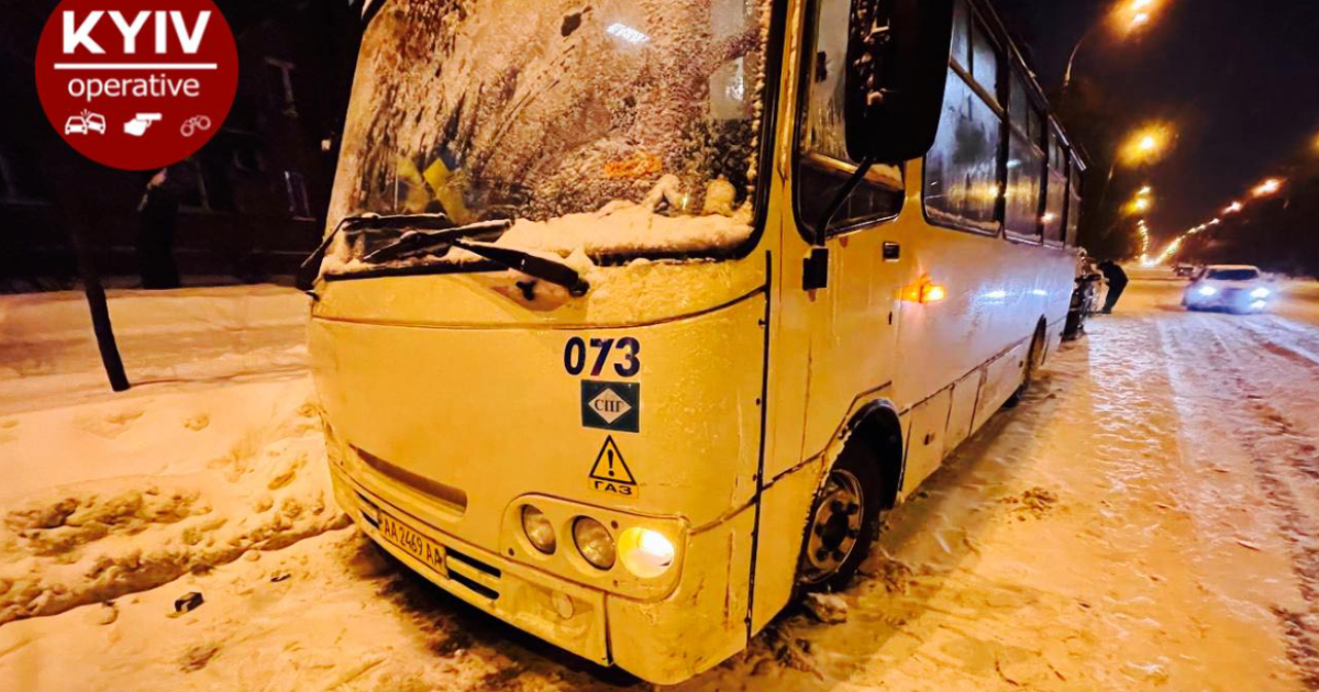 У Києві п'яний таксист на побитій автівці влетів у Mercedes та в автобус