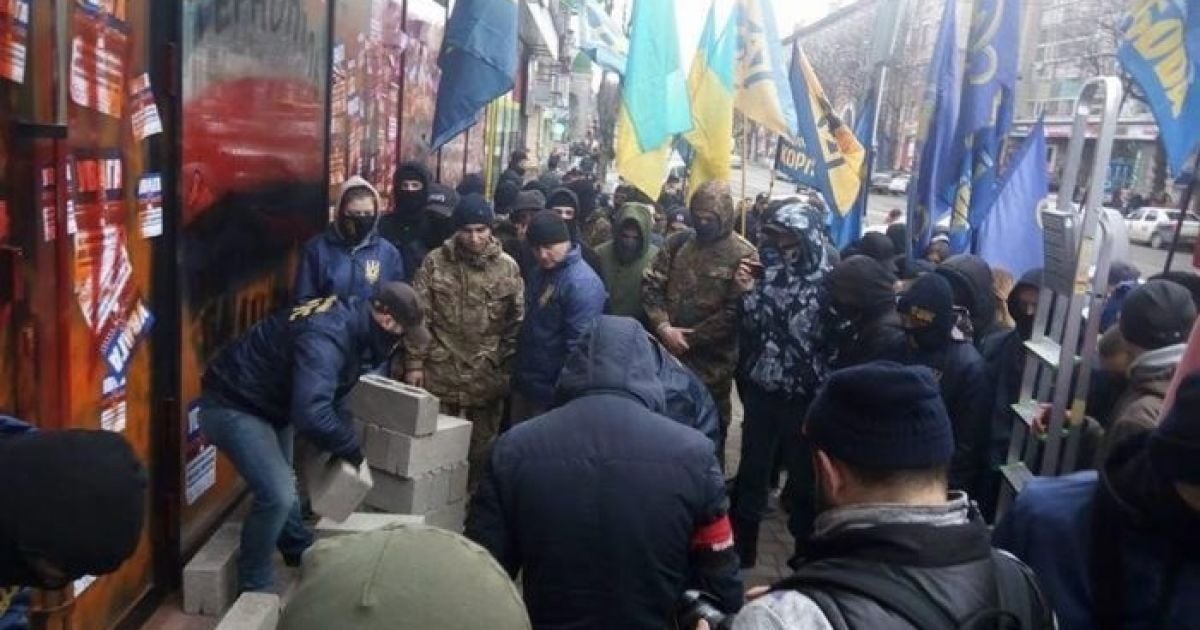 У Тернополі активісти замурували "Сбербанк"