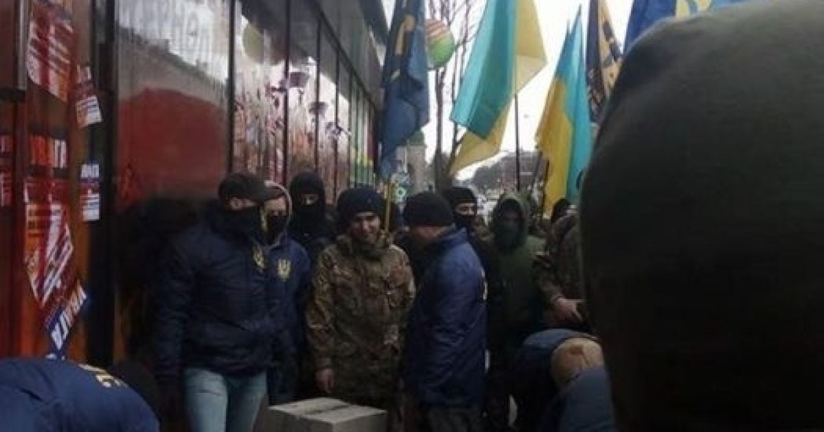 У Тернополі замуровують Сбєрбанк_2 / © Терен