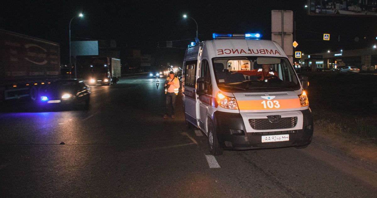 В Киеве мотоциклист сбил насмерть женщину на пешеходном переходе и скрылся с места ДТП