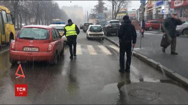 Вилетів на автобусну зупинку, збив двох людей і дитину – на столичному Подолі сталася аварія