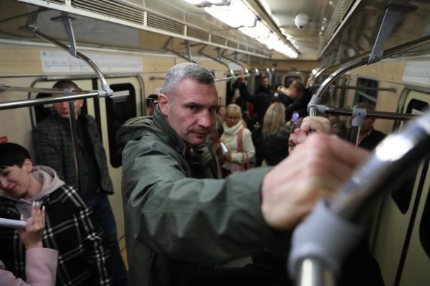Віталій Кличко у вагоні метро, які Варшава передала Києву