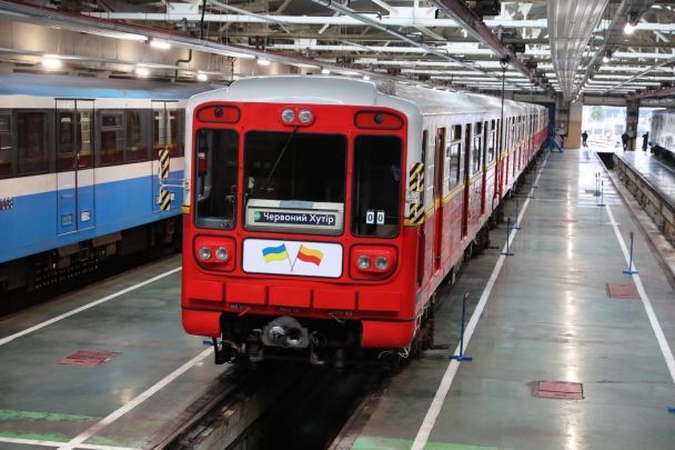 Вагони метро, які Києву передала Варшава