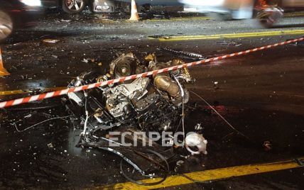 Двигатель посреди дороги и огромная пробка: на мосту Патона в Киеве произошло ужасное ДТП