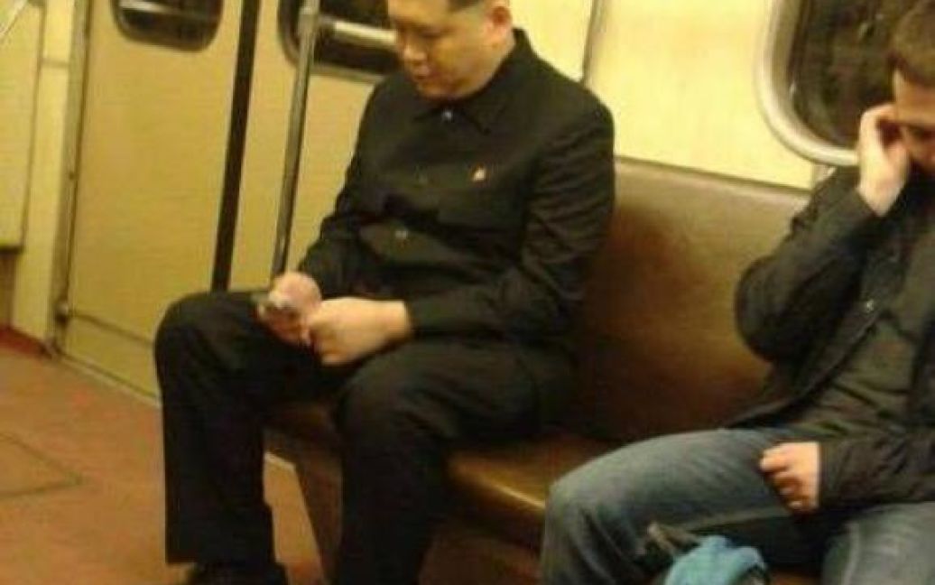 У этого мужчины даже одежда такая как у Ким Чен Ына. / © Еспресо.TV