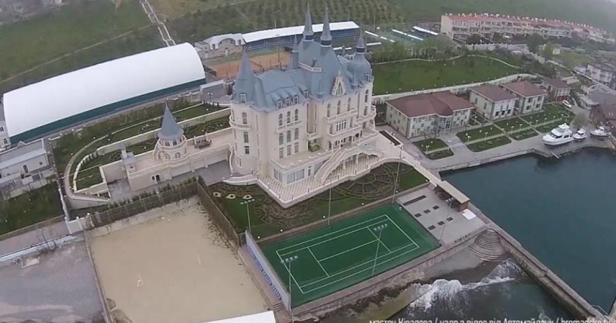 В Одесі активісти захопили "будинок Гаррі Поттера" Ківалова: розкіш ...