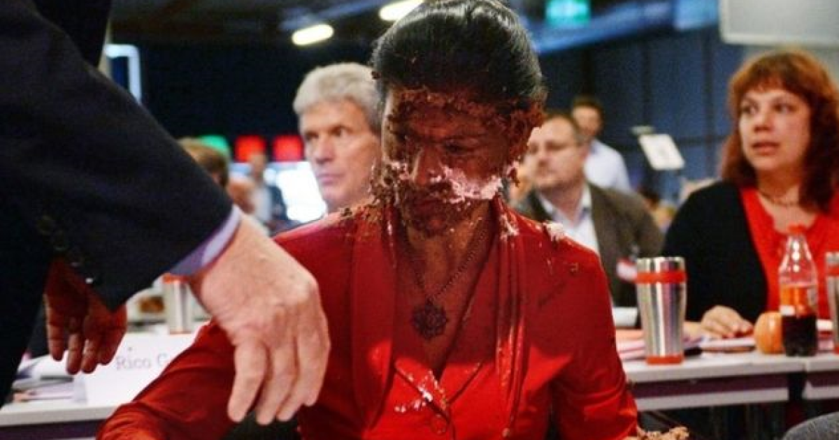 У Німеччині обличчя депутата-прихильниці Путіна "нагодували" тортом